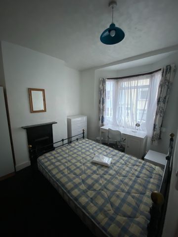 4 Bed Terraced House, St. Martins Place, BN2 - Photo 5
