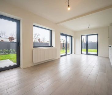 WAREGEM - Totaal gerenoveerde woning met 3 SLPK in residentiële omg... - Photo 1