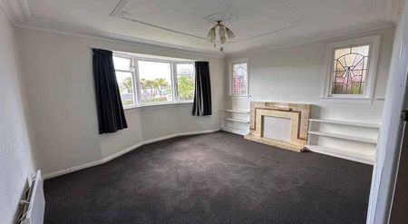 Charming 3BR Home in Maori Hill - Photo 2