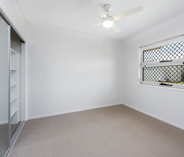 Luxury Living in Coral Cove - 3 Bed + Media + Air Con + Solar - Photo 1