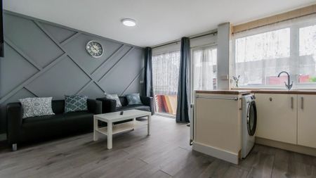 4 bedroom end of terrace house to rent - Photo 2