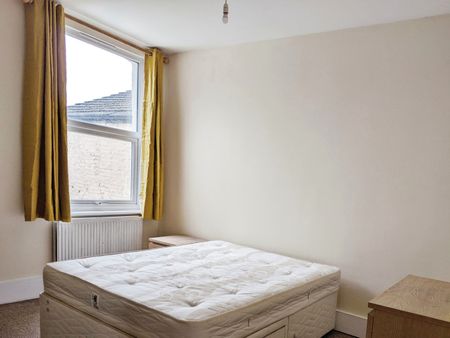 Pitcairn Road, Mitcham - Photo 3