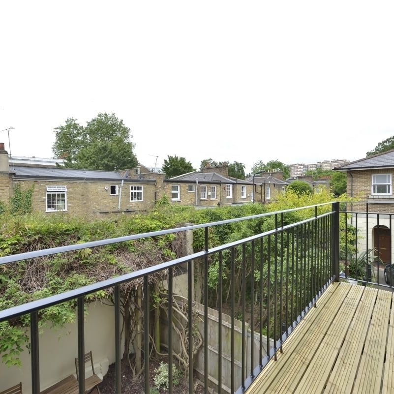 3 bedroom mews to rent - Photo 1