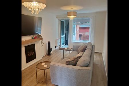 1 Bed Flat, Middleton, LS10 - Photo 2