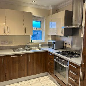 1 bedroom in a flat share to rent - Photo 2