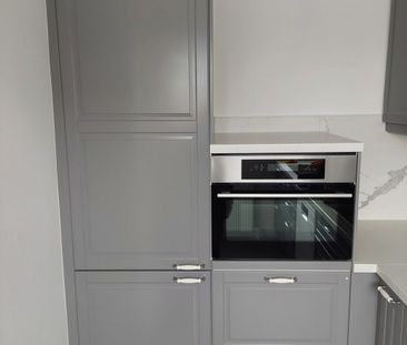 Centraal gelegen en vernieuwd appartement met 2 slaapkamers - foto 2