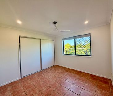 Spacious Family Home in Prestigious Regatta Estate – Walk to the Lake! - Photo 5