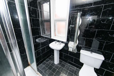 Welton Mount, Hyde Park, Leeds - Photo 3