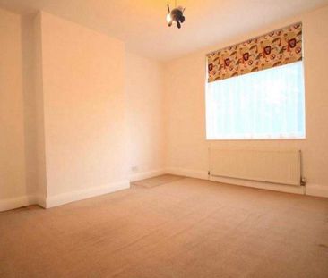 4 Bed Semi-Detached House, Lyndhurst Gardens, IG11 - Photo 5