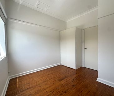 Updated 2 Bedroom Apartment - Handy Location - Photo 6
