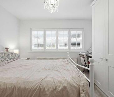 Smarts Lane, Loughton, IG10 - Photo 2