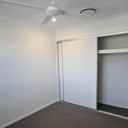 LUXURY 4 BEDROOM TOWNHOUSE 2 LIVING AREAS - Photo 1