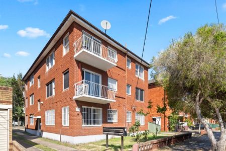 Bright & Sunny Two Bedroom Apartment - Photo 5