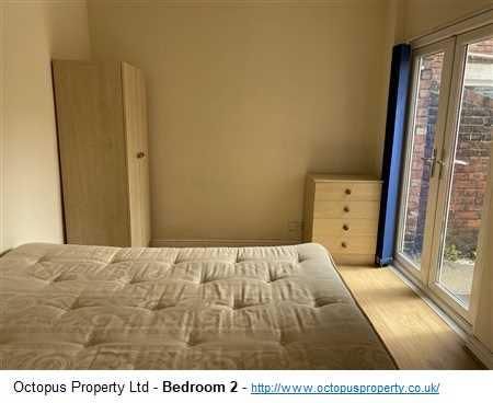 3 bedroom flat to rent - Photo 4