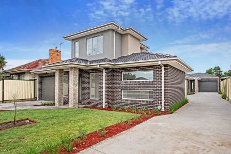 “Charming Townhouse In Excellent Location” - Photo 5