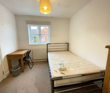 3 bedroom Semi-Detached House to let - Photo 4