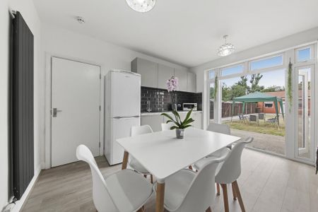 1 bedroom in a house share to rent - Photo 2