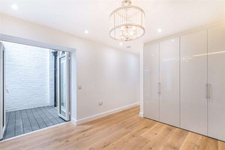 A recently refurbished two double bedroom and two bathroom apartment benefitting from a sleek and modern finish throughout and access to a private patio as well as its own private entrance - Photo 2