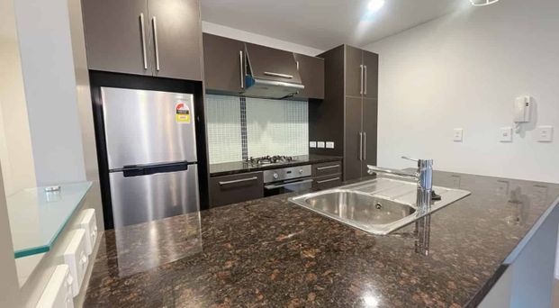 Spacious 2 bedroom apartment next to St Lukes mall - Photo 1