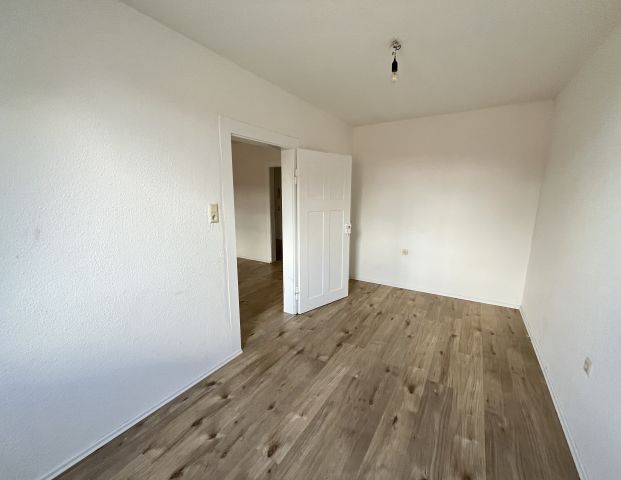 Großzügige 3 Raum Wohnung mit Einbauküche! - Foto 1