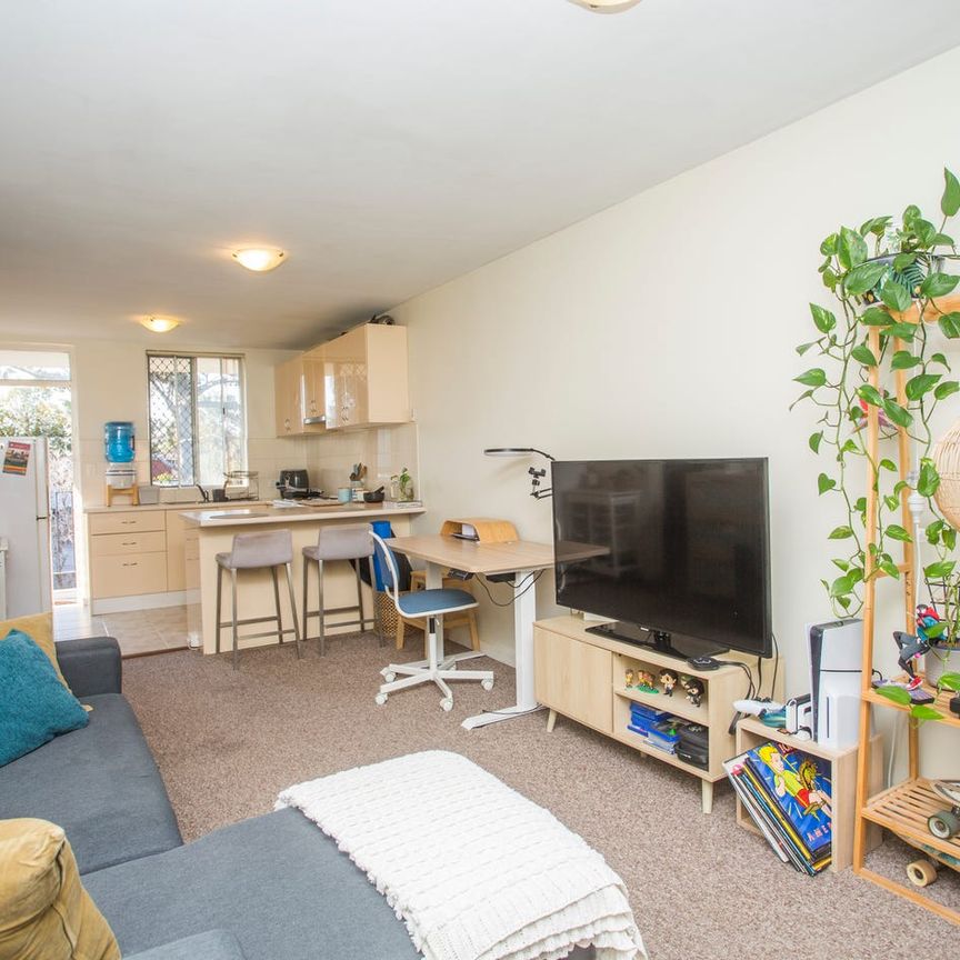 Low-maintenance, lock-and-leave lifestyle! - Photo 1