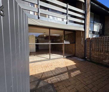 Perfectly presented lifestyle townhouse in prime location - Photo 1