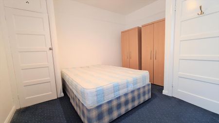 3 bedroom flat to rent - Photo 4