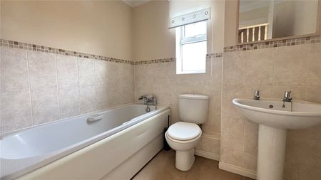 Glenwood Court, Farnborough, GU14 - Photo 2