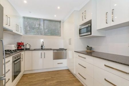 Easy & Modern Living in Leafy Corinda - Photo 5