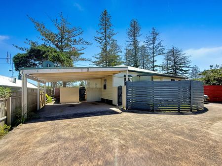 Charming Byron Beach House in the Heart of Town - Photo 5