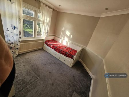 4 bedroom semi-detached house to rent - Photo 3