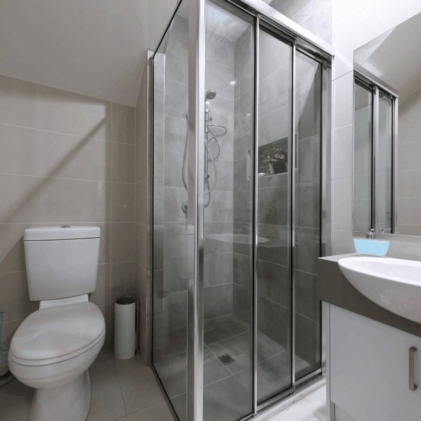 Modern Townhouse, Superbly Presented - Photo 1