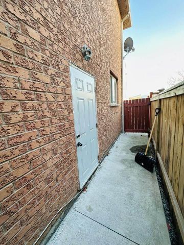 For Lease - 548 Garden Walk (Lower) Walk, Mississauga, Ontario - Photo 2