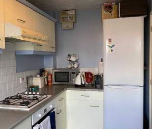 2 bedroom property to rent in Leigh On Sea - Photo 2