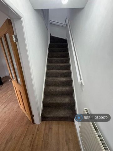 3 bedroom end of terrace house to rent - Photo 4