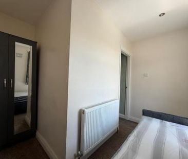 Poplar Grove, Newcastle-Under-Lyme, ST5 - Photo 3