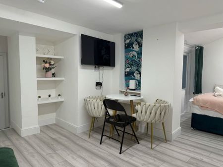 Studio Flat, Pembroke Road, W8 - Photo 3