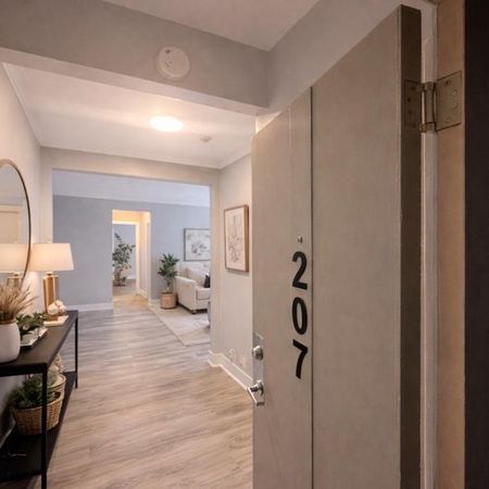 Recently Renovated 2bdrm pet friendly Apt - Photo 4