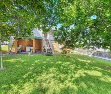 Light filled ground floor unit in New Farm, with water included. - Photo 5