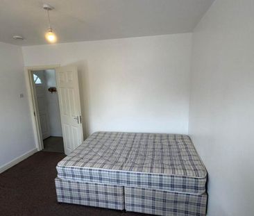 4 bedroom semi-detached house to rent - Photo 5