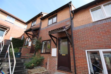 Two bed terraced house to rent in Farm Hill, Exeter, EX4 - Photo 2