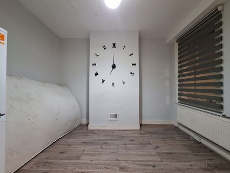 4 Bed Terraced House, Rosebery Avenue, N17 - Photo 2