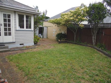 Four bedroom home with new carpet laid in 2023 - Photo 4