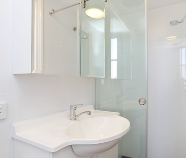 Stylish Apartment, Right In The Heart Of Summer Hill - Photo 4