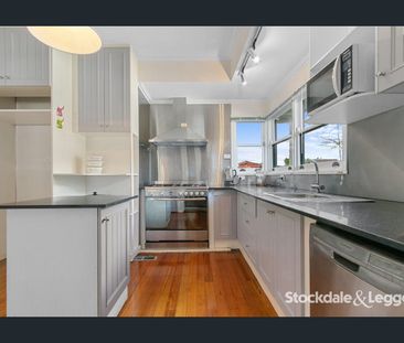 Charming Home! - Photo 2