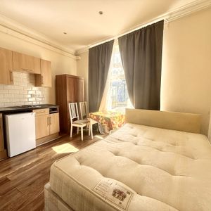 Blythe Road, Shepherds Bush, W14 - Photo 2