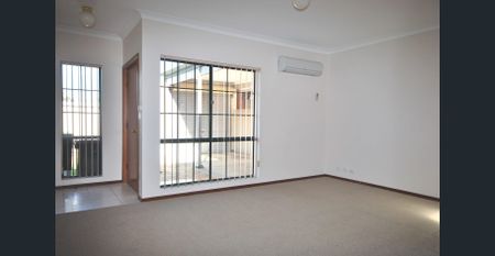 SPACIOUS 3 BEDROOM COURTYARD HOME. 2 LIVING AREAS. UNFURNISHED. - Photo 3