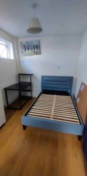 1 bedroom in a house share to rent - Photo 2