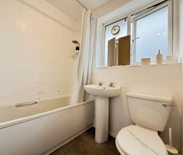 3 bedroom end of terrace house to rent - Photo 2