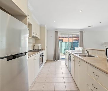 Spotlessly Presented Lake Gardens Beauty! - Photo 6